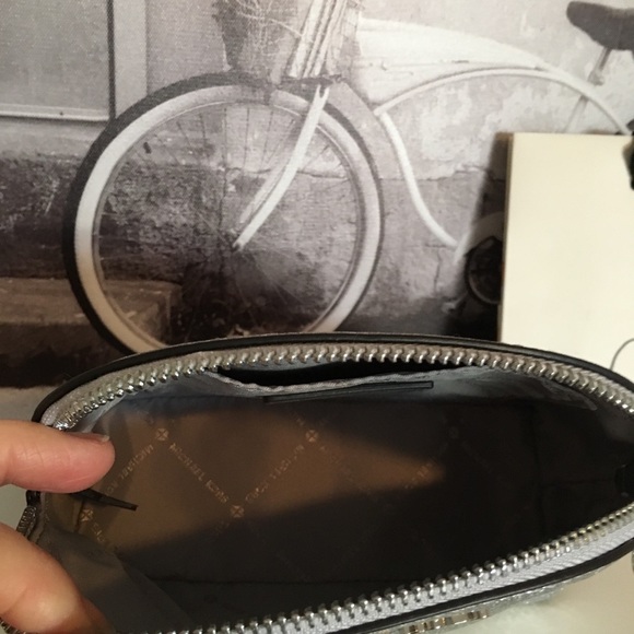 Michael Kors Travel Bag Silver Sparkle Leather New - Picture 4 of 8